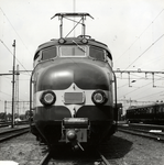 168240 Afbeelding van de kop van een electrisch treinstel mat. 1957 (Benelux, serie 1201-1208) van de N.S. bij de ...